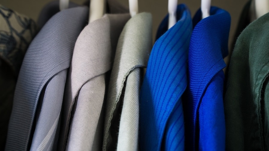 это сделает каждый день легче для вас   использование гардероба   ,  Например, организовать одежду не только по типам, но и по цветам - это облегчит поиск конкретной одежды