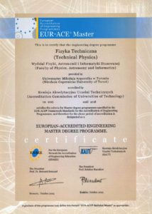 Техническая физика в Университете имени Николая Коперника является единственным одноуровневым (первый и второй цикл) исследованиями в Польше, аккредитованным   Комитет по аккредитации технических вузов   и по   Европейская сеть для   Аккредитация инженерного образования   (ENAE)
