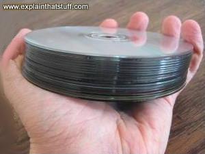Теперь для компьютеров более распространено использование приводов CD-R или CD / RW для записи своих собственных компакт-дисков, хотя большинство новых компьютеров теперь имеют вместо них приводы DVD
