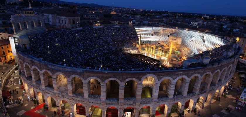 Знаменитый Веронский оперный фестиваль - одно из величайших зрелищ Италии и изюминка лета в этом древнем городе