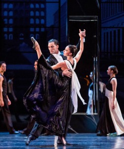 Создавая балет Ромео и Джулльетта Прокофьев, пожалуй, намеренно избегал временной привязки