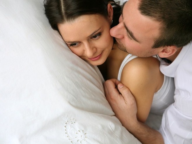 Кроме того, во время секса партнер может нежно покусывать твою мочку уха, рукой стимулировать твой клитор, целовать тебя в шею или нежно сжимать грудь